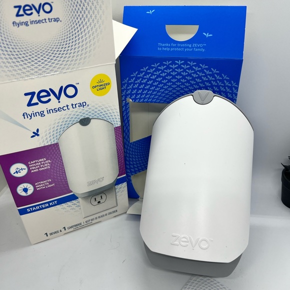 ZEVO Flying Insect Trap Plug In Device New NIB - Picture 5 of 7